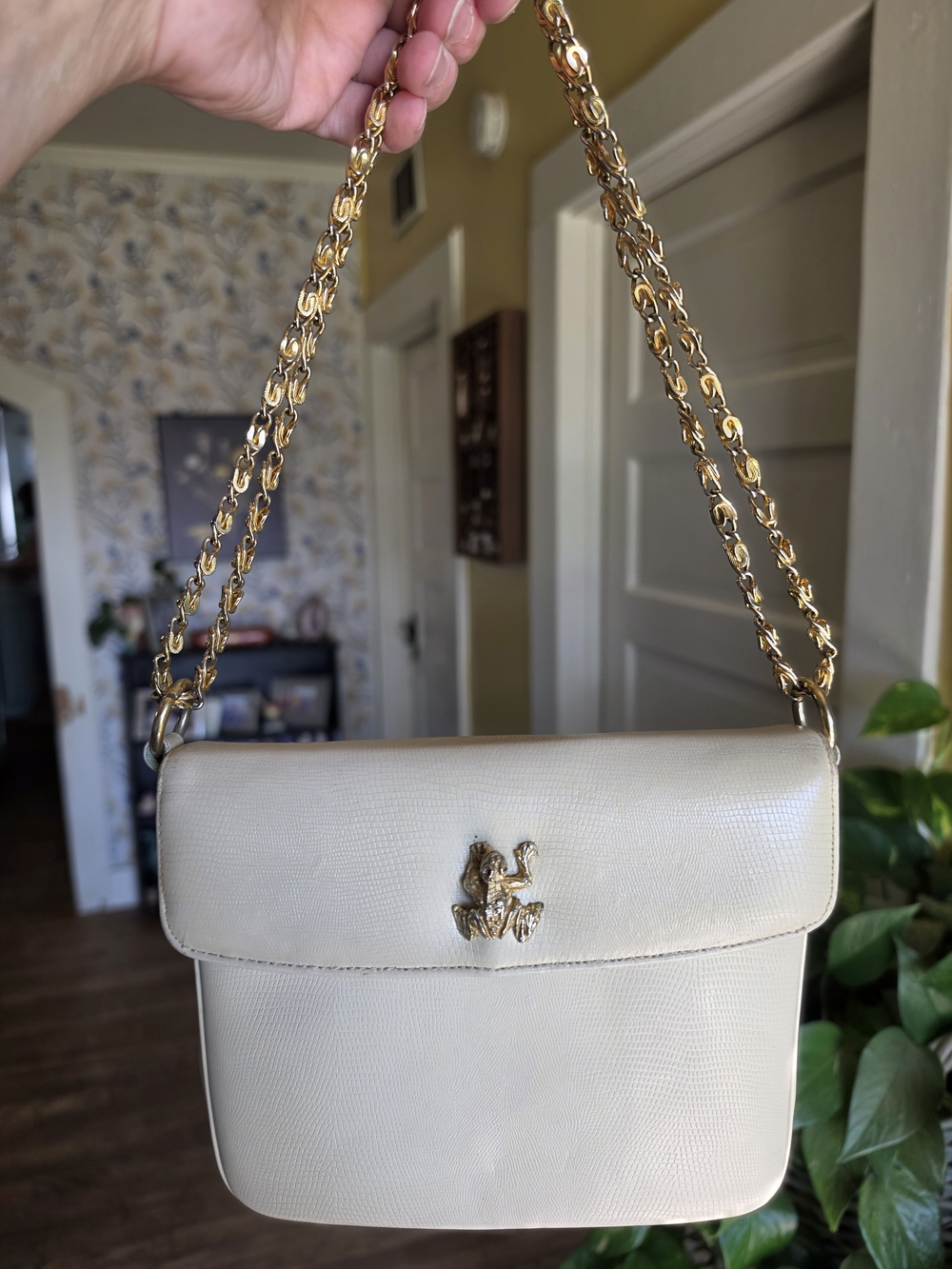 Vintagw Gold-Chain Cream Leather Shoulder Bag W/ Frog Accent